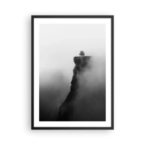 Plakát v černém rámu - Osamělý strom na okraji útesu obklopený mlhou - 50x70cm - Na okraji světa - Moderní nástěnná dekorace do obývacího pokoje a ložnice ARTTOR
