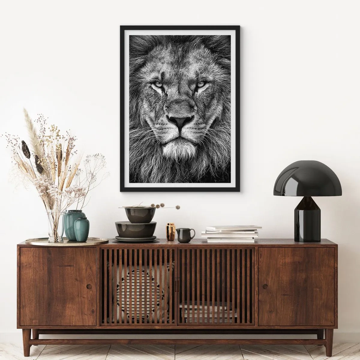 Plakát v černém rámu - Černobílý portrét majestátního lva - 50x70cm - V korunovačním oděvu - Moderní nástěnná dekorace do obývacího pokoje a ložnice ARTTOR