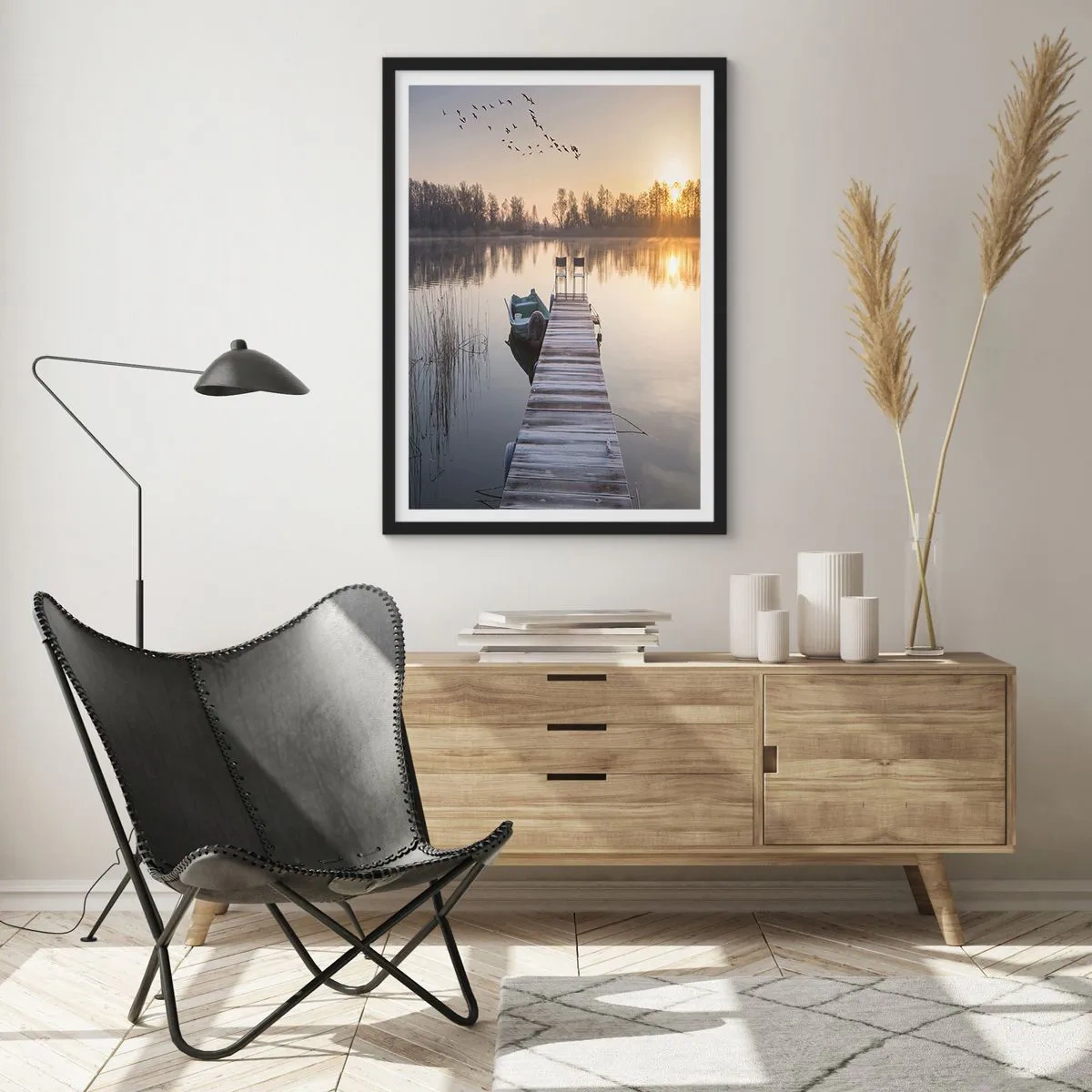 Plakát v černém rámu - Jezerní molo při východu slunce - 50x70cm - Časem se vrátím - Moderní nástěnná dekorace do obývacího pokoje a ložnice ARTTOR