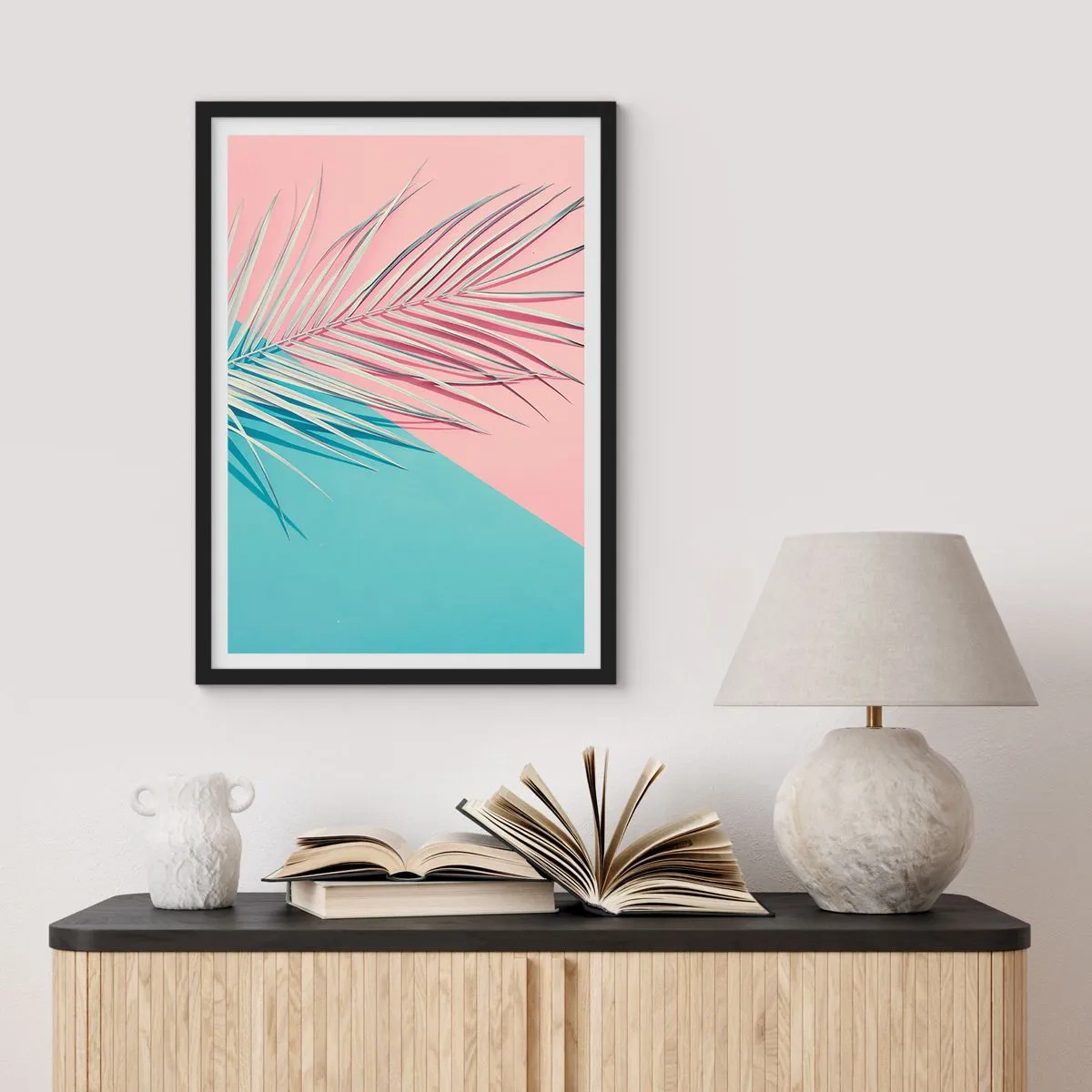 Plakát v černém rámu - Palma na pozadí pastelových růžových a modrých barev - 50x70cm - Tropický dojem - Moderní nástěnná dekorace do obývacího pokoje a ložnice ARTTOR