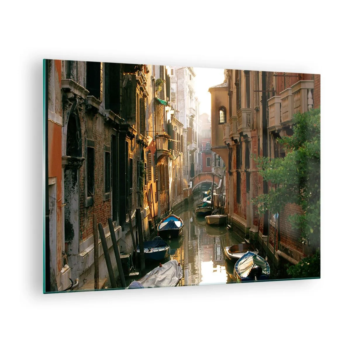Obraz na skle - Benátský kanál s loděmi obklopenými historickými činžovními domy - 70x50cm - V benátském zákoutí - Moderní nástěnná dekorace do obývacího pokoje a ložnice ARTTOR
