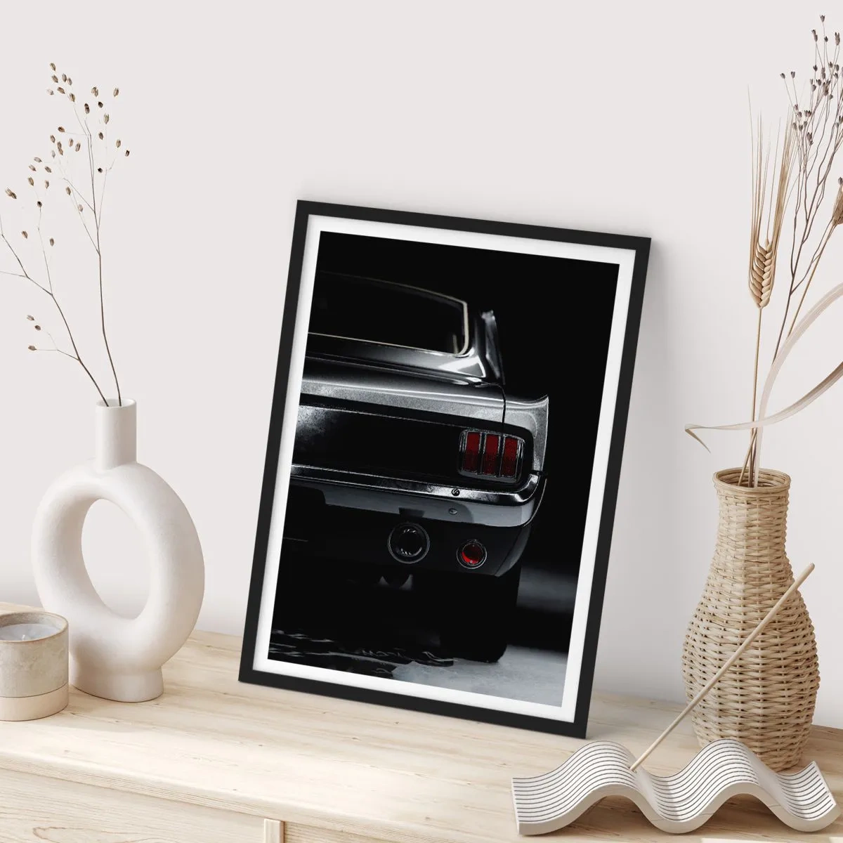 Plakát v černém rámu - Stylový pohled na zadek klasického vozu - 50x70cm - Kouzlo klasiky - Moderní nástěnná dekorace do obývacího pokoje a ložnice ARTTOR