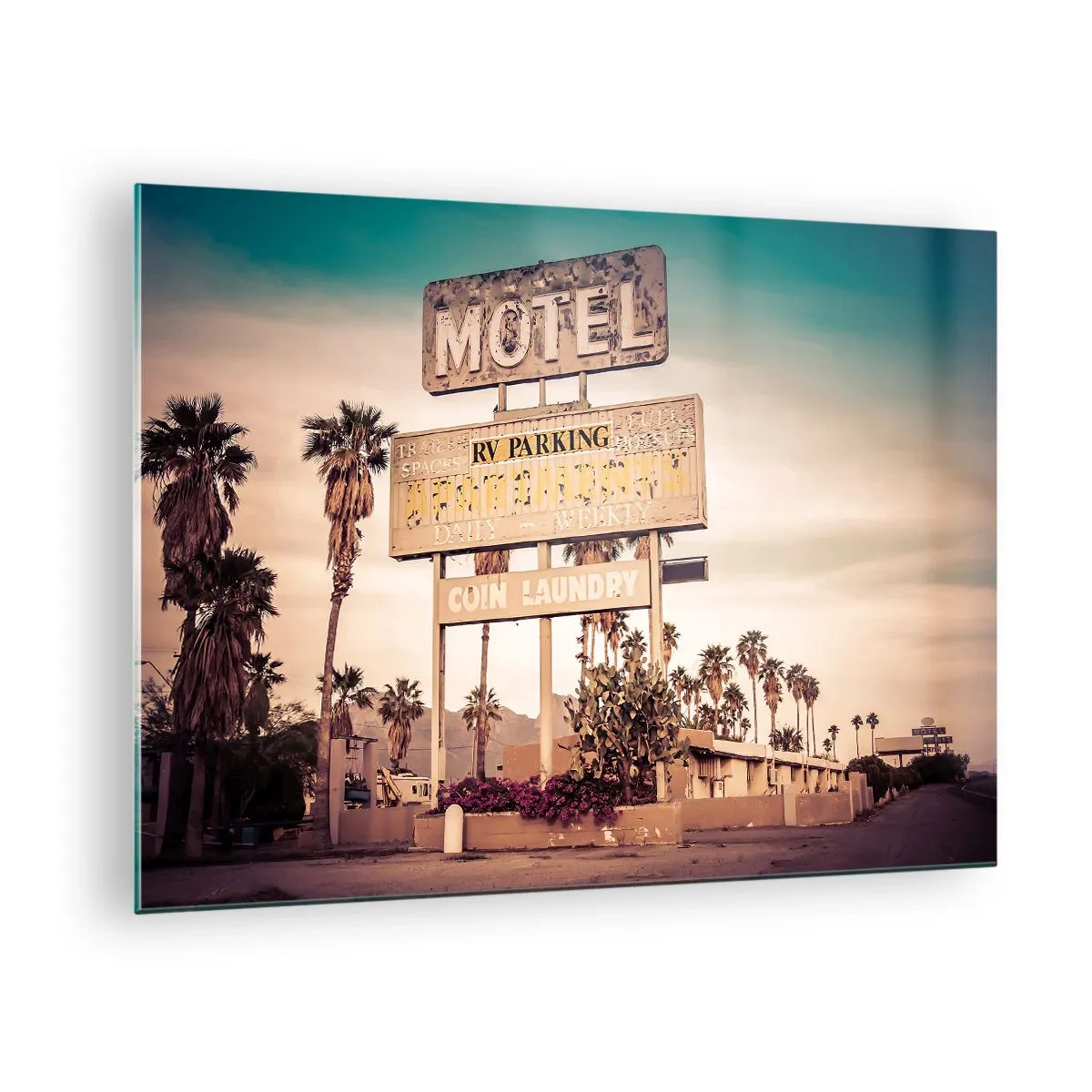 Obraz na skle - Stará cedule motelu obklopená palmami vytváří retro atmosféru - 70x50cm - Zde se zastavil čas - Moderní nástěnná dekorace do obývacího pokoje a ložnice ARTTOR