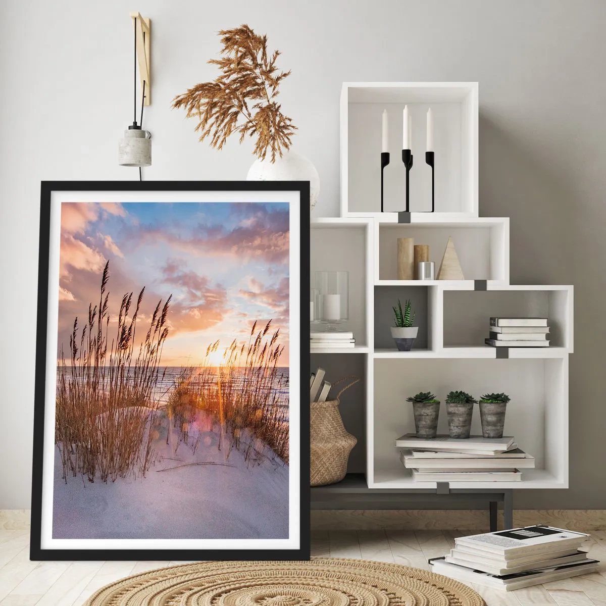 Plakát v černém rámu - Trávy na dunách ozářené paprsky zapadajícího slunce - 50x70cm - Rozloučení se sluncem a větrem - Moderní nástěnná dekorace do obývacího pokoje a ložnice ARTTOR