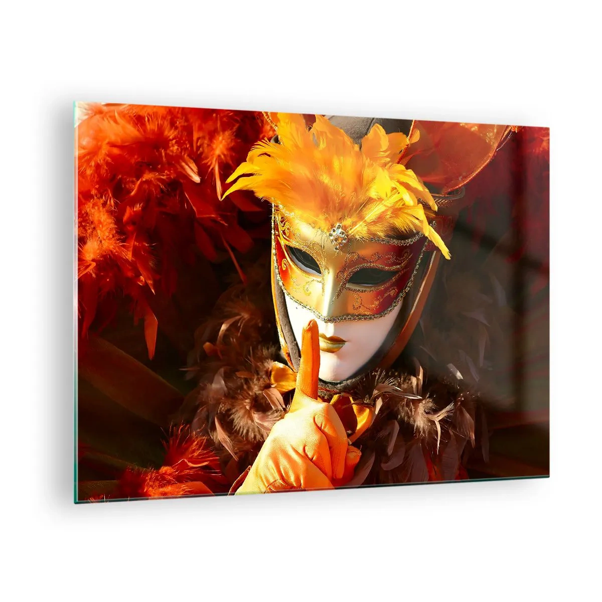 Obraz na skle - Postava ve zlaté masce s oranžovým peřím - 70x50cm - Tajemství je částí hry - Moderní nástěnná dekorace do obývacího pokoje a ložnice ARTTOR