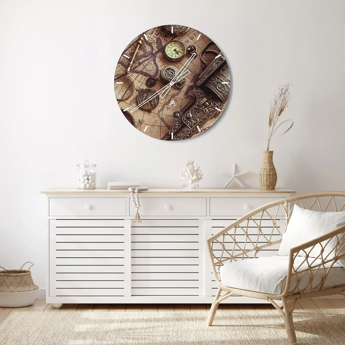 Nástěnné hodiny - Stylizovaná mapa s kompasem, mincemi a zdobenými zbraněmi. - 30x30cm - Dobrodružství volá - Moderní nástěnná dekorace do obývacího pokoje, kuchyně a ložnice ARTTOR