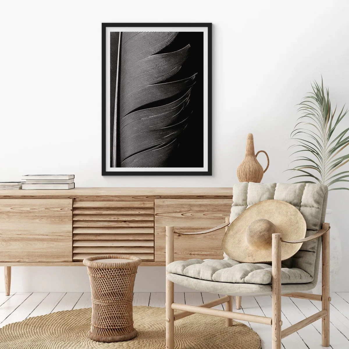 Plakát v černém rámu - Minimalistické pojetí pírka v černé a bílé barvě - 50x70cm - Peří – nádherná konstrukce - Moderní nástěnná dekorace do obývacího pokoje a ložnice ARTTOR