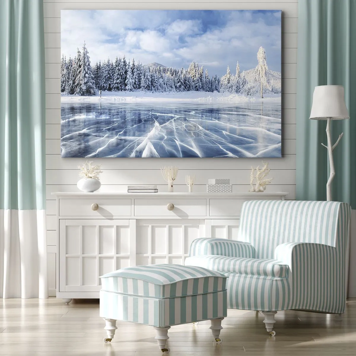 Obraz na plátně - Zamrzlé jezero obklopené zasněženým lesem - 70x50cm - Oslnivý a krystalický pohled - Moderní nástěnná dekorace do obývacího pokoje a ložnice ARTTOR