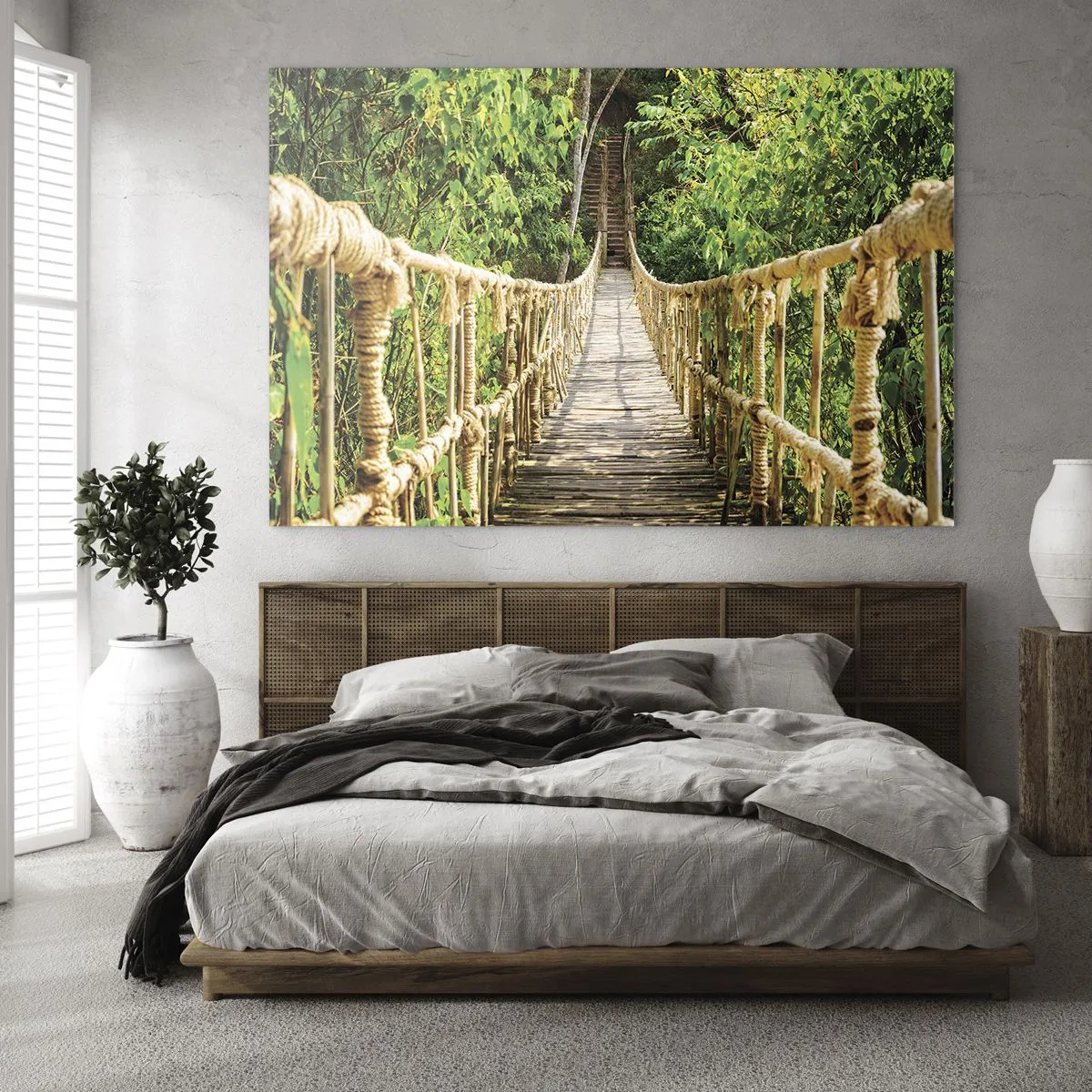 Obraz na skle - Dřevěný lanový most obklopený bujnou zelení - 70x50cm - Zavěšený v zelené - Moderní nástěnná dekorace do obývacího pokoje a ložnice ARTTOR