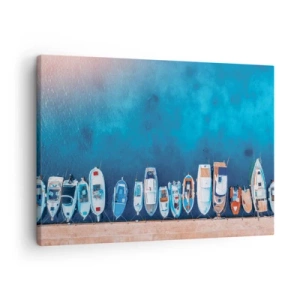 Obraz na plátně - Lodě kotvící u břehu proti modré vodě - 70x50cm - V řadě za sebou - Moderní nástěnná dekorace do obývacího pokoje a ložnice ARTTOR
