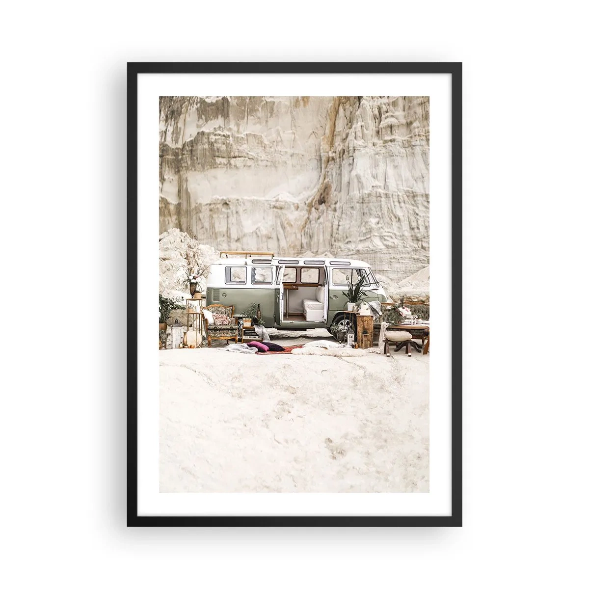 Plakát v černém rámu - Retro dodávka kempování v pouštním prostředí s rustikálními prvky - 50x70cm - Cesta právě začíná - Moderní nástěnná dekorace do obývacího pokoje a ložnice ARTTOR