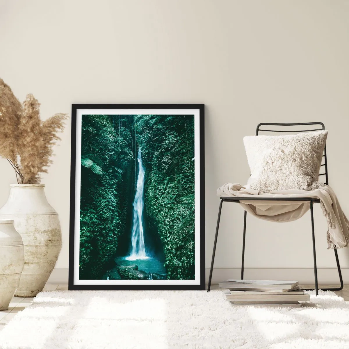 Plakát v černém rámu - Vodopád v tropické džungli - 50x70cm - Tropický pramen - Moderní nástěnná dekorace do obývacího pokoje a ložnice ARTTOR