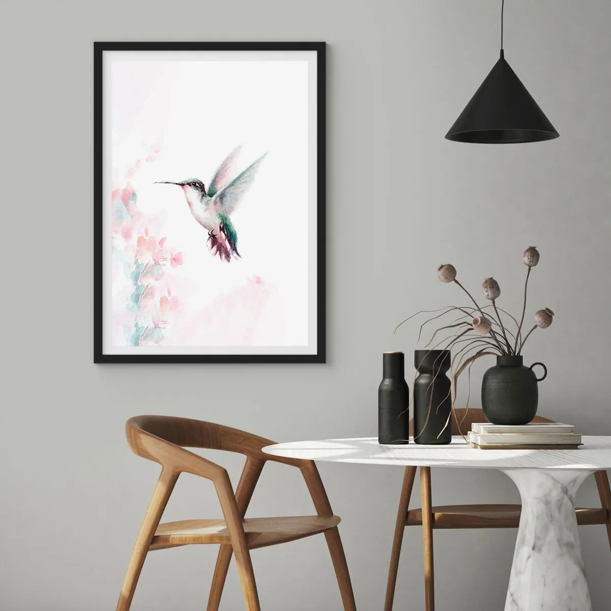 Plakát v černém rámu - Kolibřík za letu s jemným květinovým pozadím - 50x70cm - Mávání - Moderní nástěnná dekorace do obývacího pokoje a ložnice ARTTOR