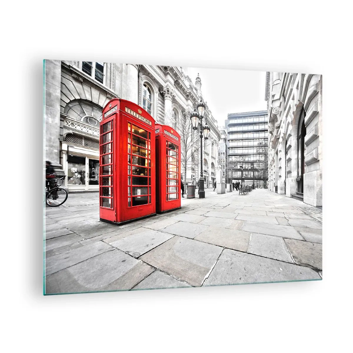 Obraz na skle - Červené telefonní budky na pozadí městské ulice - 70x50cm - Welcome to London - Moderní nástěnná dekorace do obývacího pokoje a ložnice ARTTOR