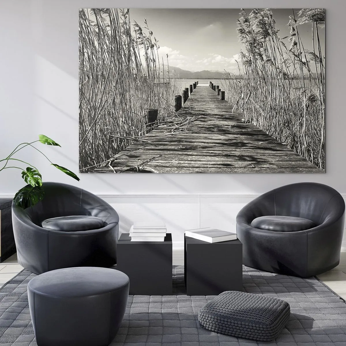 Obraz na skle - Dřevěný most vede trávou nad klidným jezerem. - 70x50cm - V ústraní travin - Moderní nástěnná dekorace do obývacího pokoje a ložnice ARTTOR