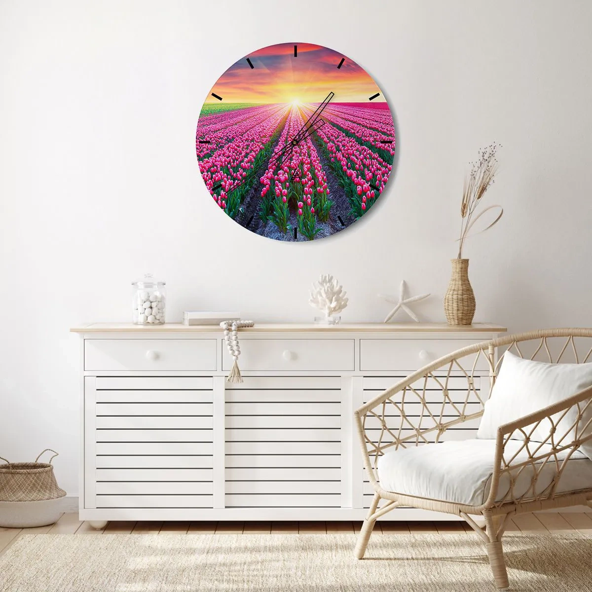 Nástěnné hodiny - Pole červených tulipánů při západu slunce - 30x30cm - Farma krásy - Moderní nástěnná dekorace do obývacího pokoje, kuchyně a ložnice ARTTOR