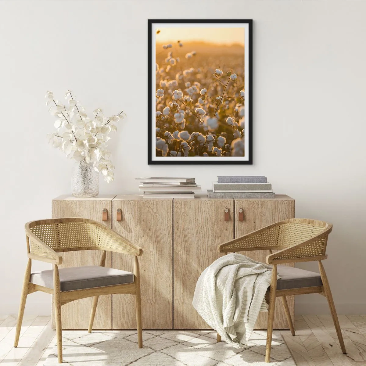 Plakát v černém rámu - Bavlníkové pole v teplém světle zapadajícího slunce - 50x70cm - Chlupaté pole - Moderní nástěnná dekorace do obývacího pokoje a ložnice ARTTOR