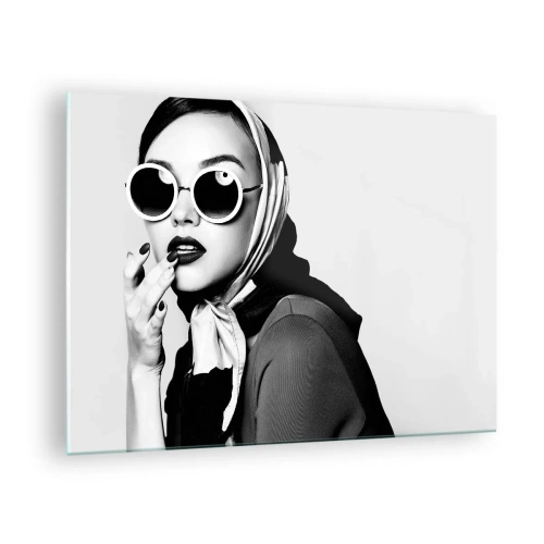 Obraz na skle - Stylová žena v brýlích a černobílém šátku - 70x50cm - Pozdravy z 60. let - Moderní nástěnná dekorace do obývacího pokoje a ložnice ARTTOR