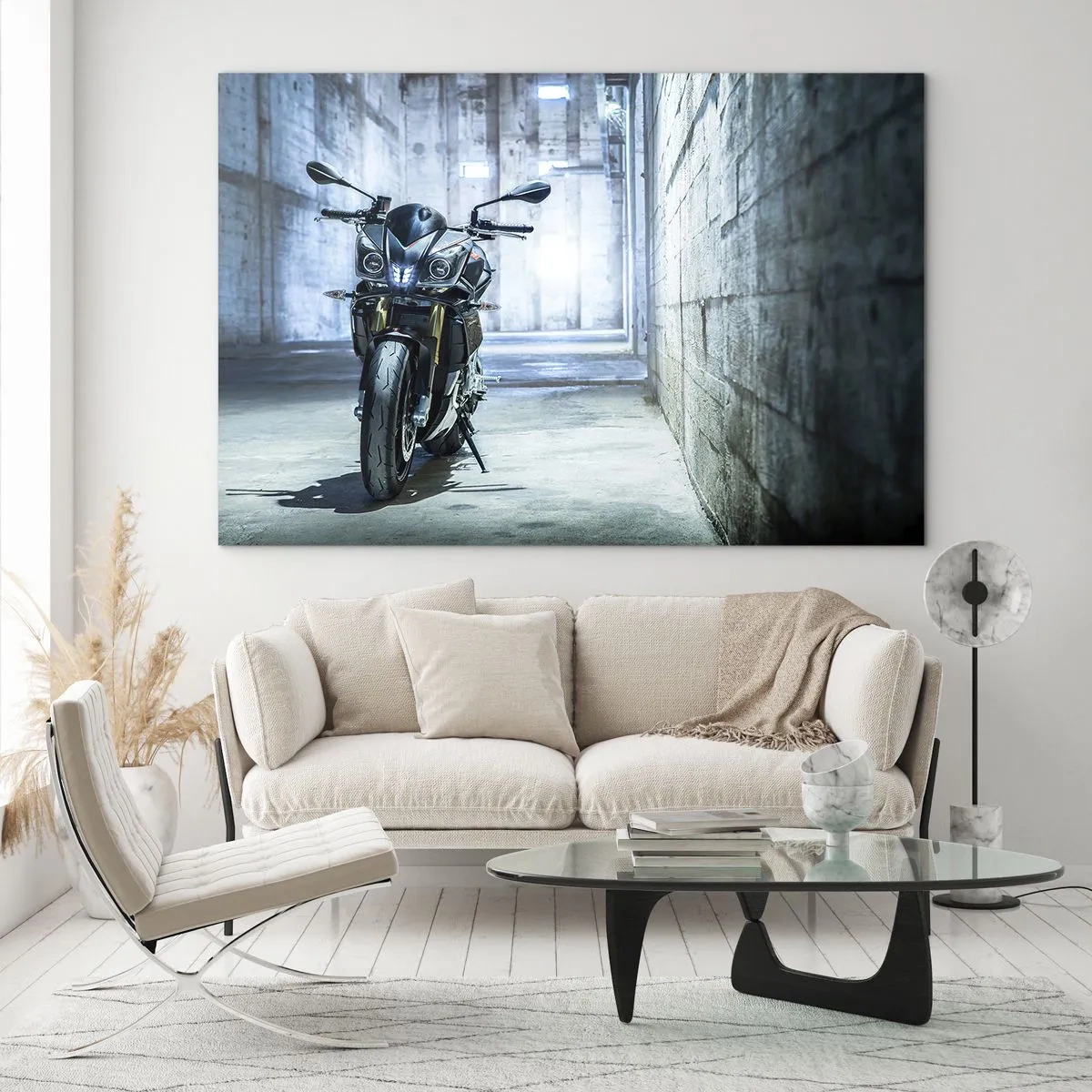 Obraz na skle - Motocykl v industriálním interiéru s betonovými zdmi - 70x50cm - Než zařve motor - Moderní nástěnná dekorace do obývacího pokoje a ložnice ARTTOR