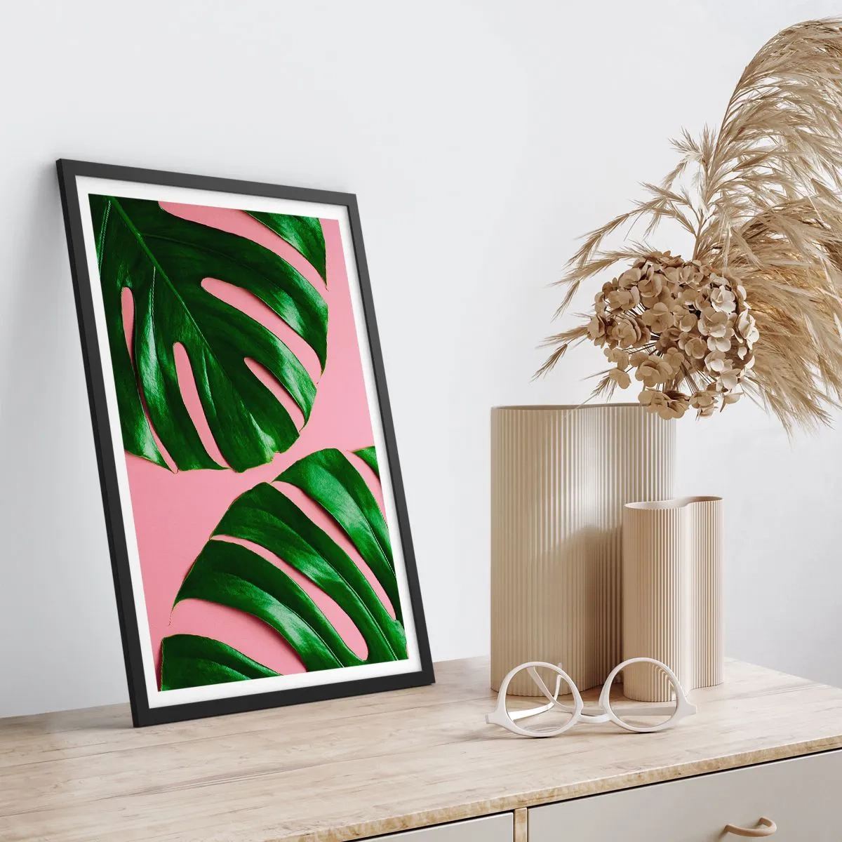 Plakát v černém rámu - Listy monstery na růžovém pozadí v minimalistickém stylu - 50x70cm - Zelené rendez-vous - Moderní nástěnná dekorace do obývacího pokoje a ložnice ARTTOR