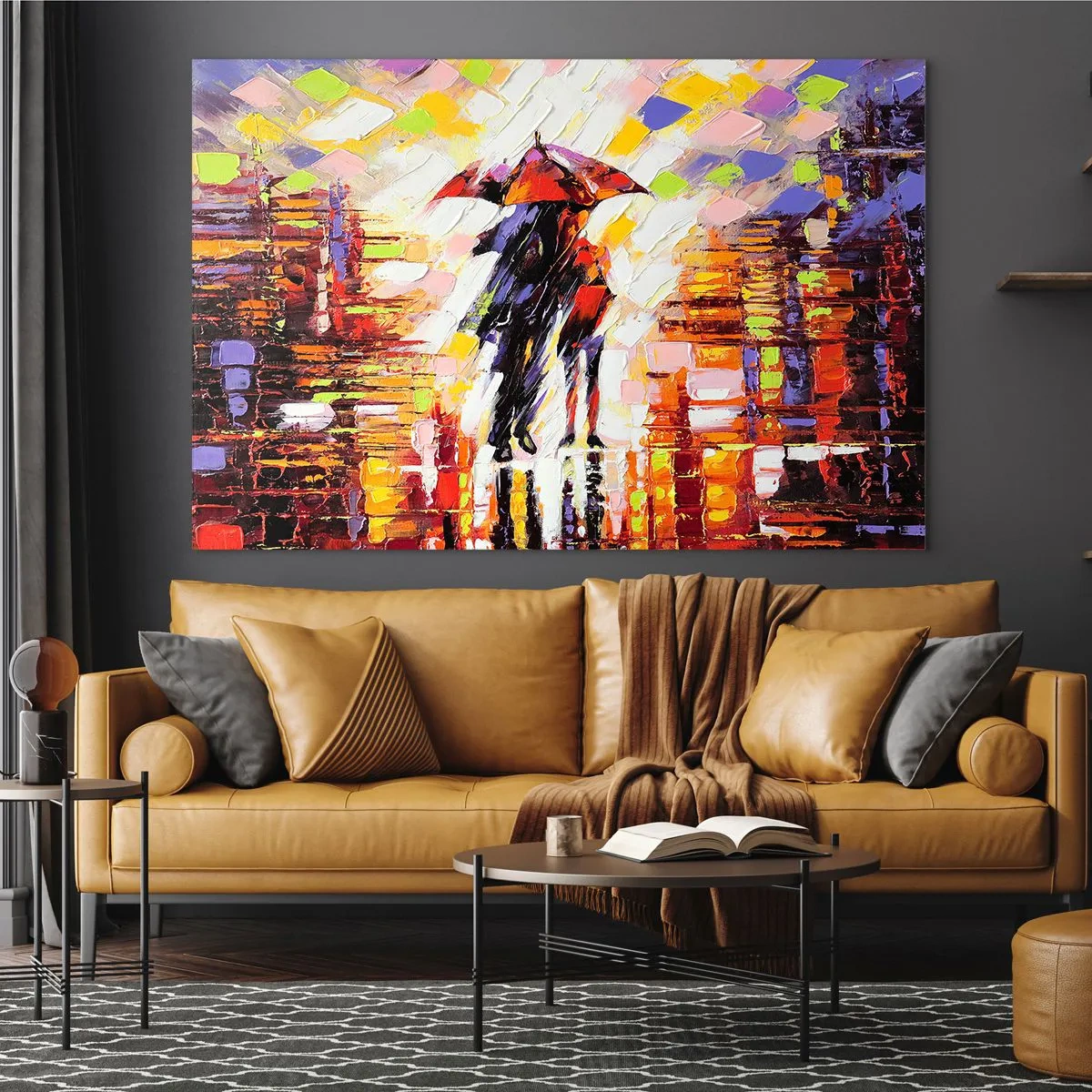 Obraz na skle - Pár pod červeným deštníkem v barevném městě - 70x50cm - Společně přes noc a déšť - Moderní nástěnná dekorace do obývacího pokoje a ložnice ARTTOR