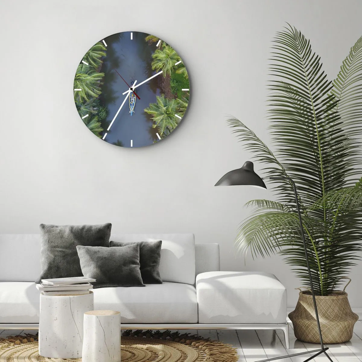 Nástěnné hodiny - Loď na tropické řece mezi palmami, pohled z ptačí perspektivy. - 30x30cm - Na tropické stezce - Moderní nástěnná dekorace do obývacího pokoje, kuchyně a ložnice ARTTOR
