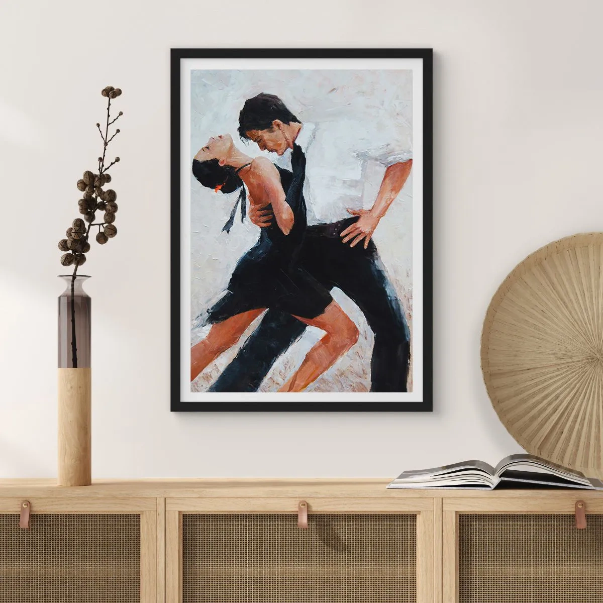 Plakát v černém rámu - Pár tančí v dynamické póze - 50x70cm - Tango mých tužeb a snů - Moderní nástěnná dekorace do obývacího pokoje a ložnice ARTTOR
