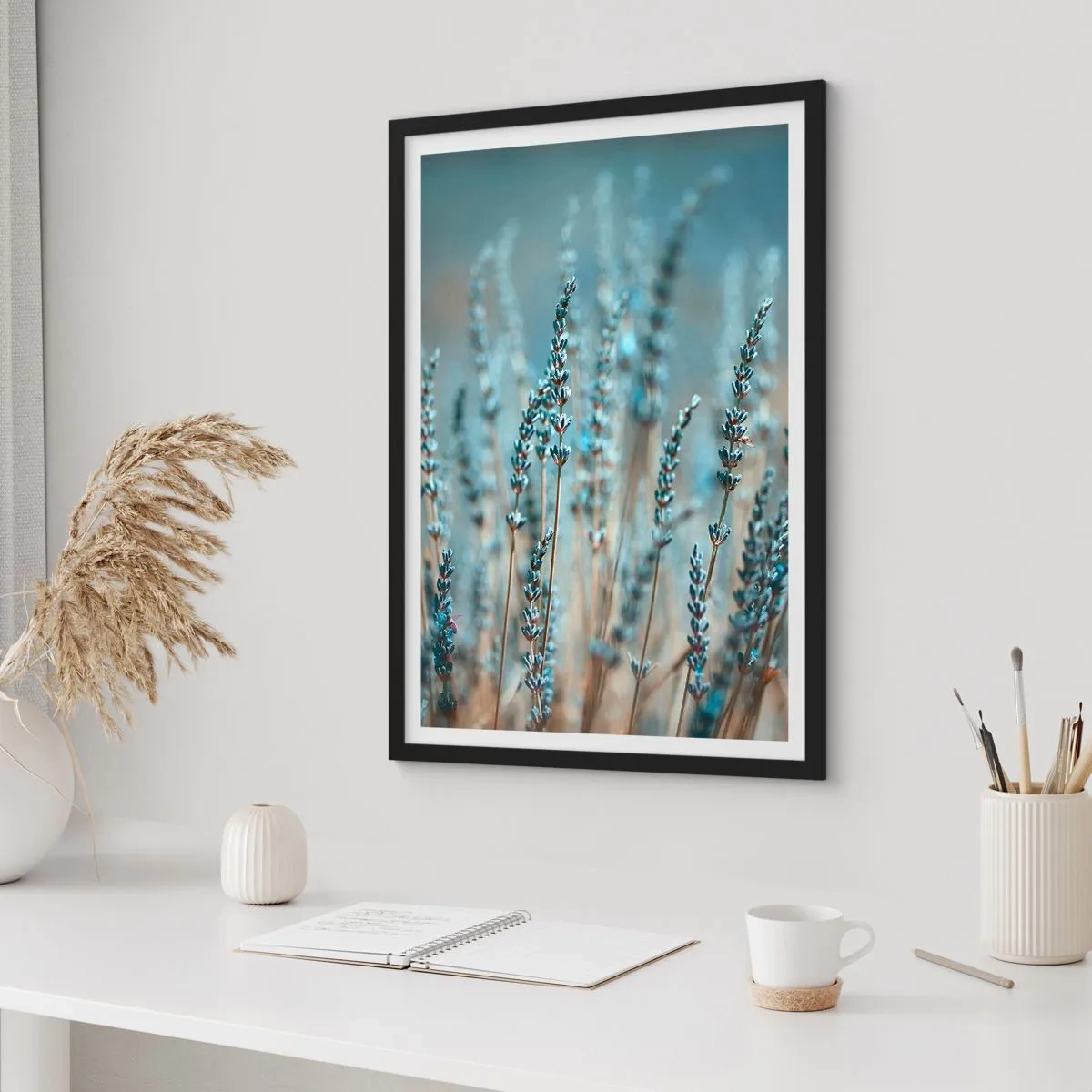Plakát v černém rámu - Jemné květy levandule na pastelovém pozadí - 50x70cm - Voňavý lán - Moderní nástěnná dekorace do obývacího pokoje a ložnice ARTTOR