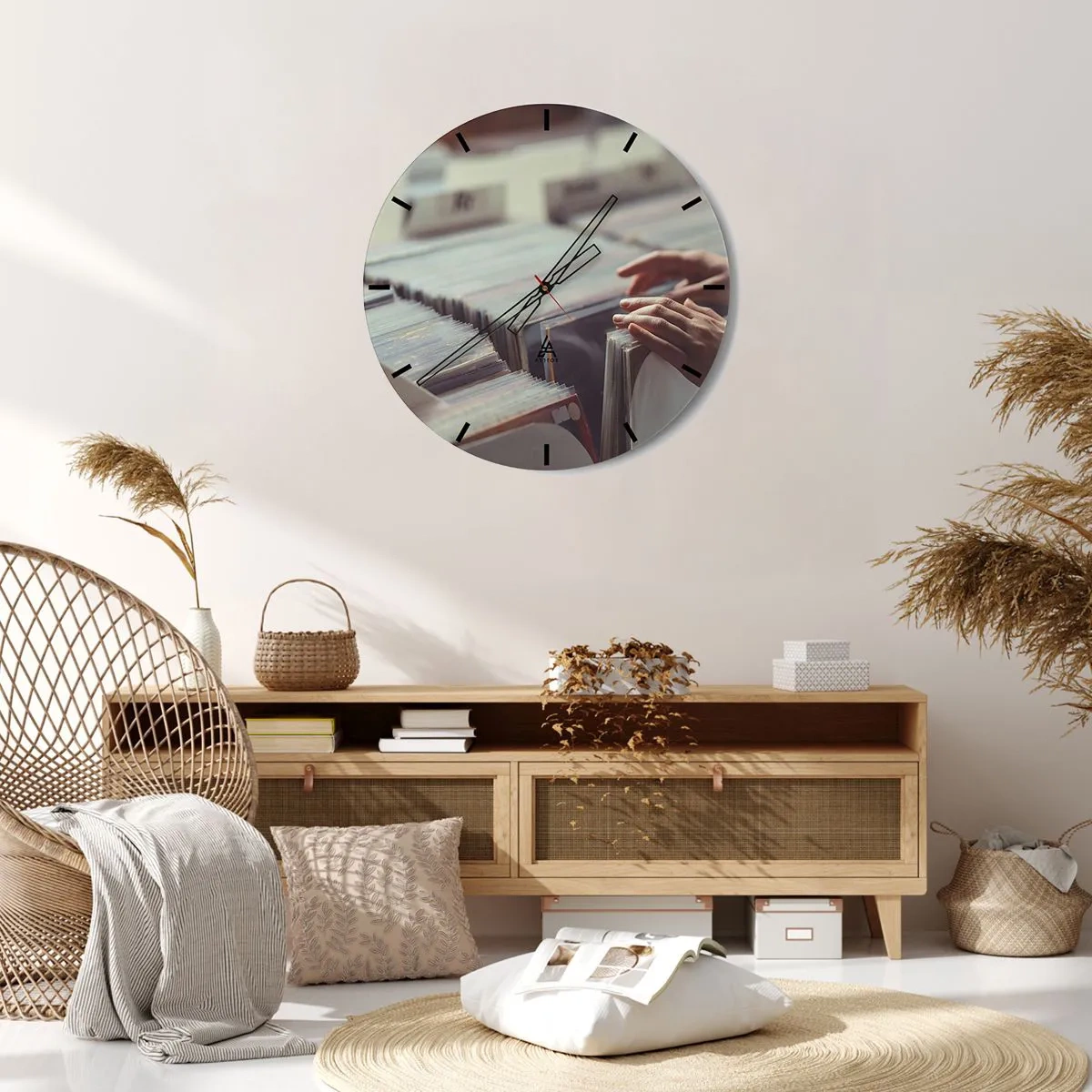 Nástěnné hodiny - Prohlížení vinylů v hudebním obchodě - 30x30cm - Hledání emocí - Moderní nástěnná dekorace do obývacího pokoje, kuchyně a ložnice ARTTOR