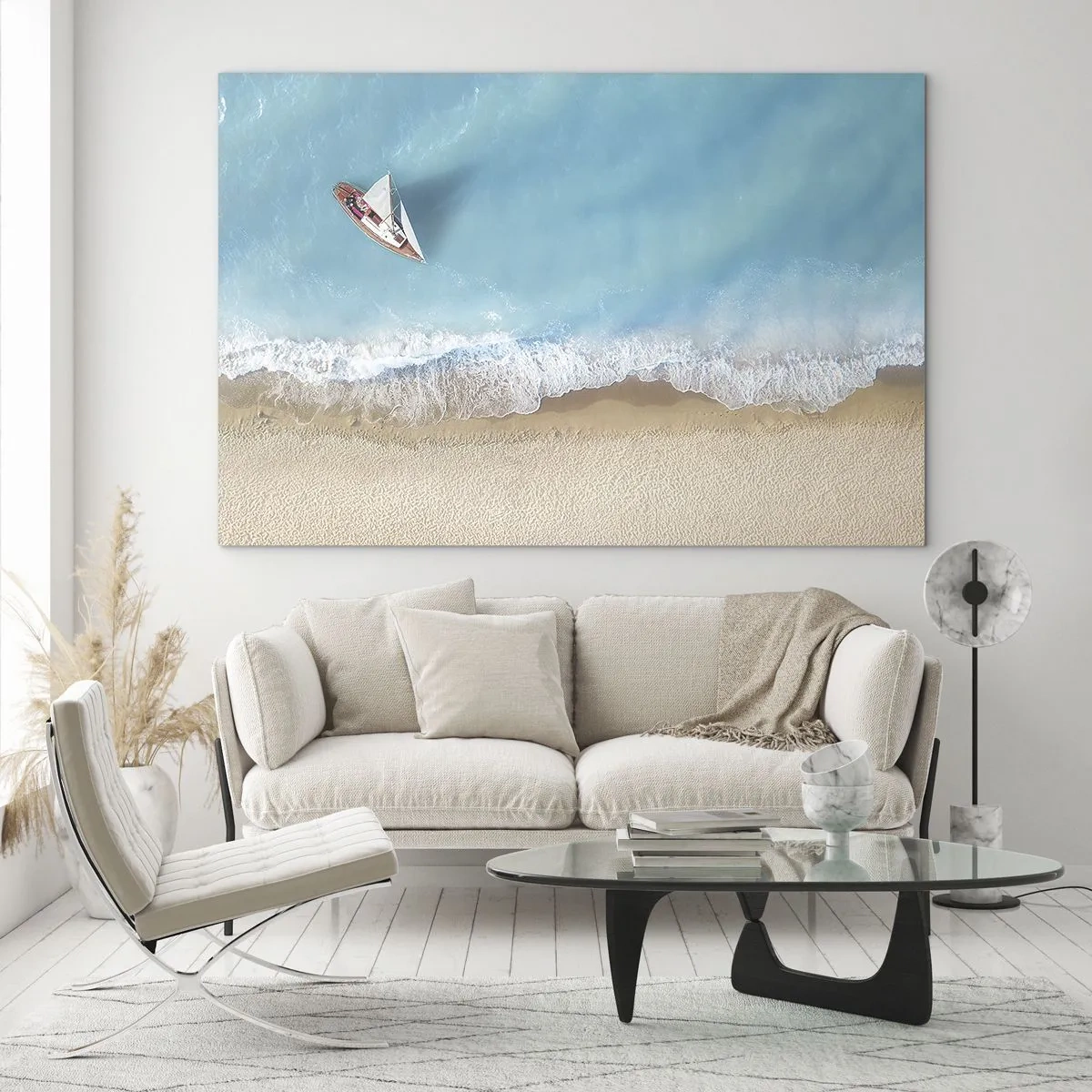 Obraz na skle - Plachetnice na azurovém moři u písečné pláže - 70x50cm - Na hranici modré a zlaté - Moderní nástěnná dekorace do obývacího pokoje a ložnice ARTTOR