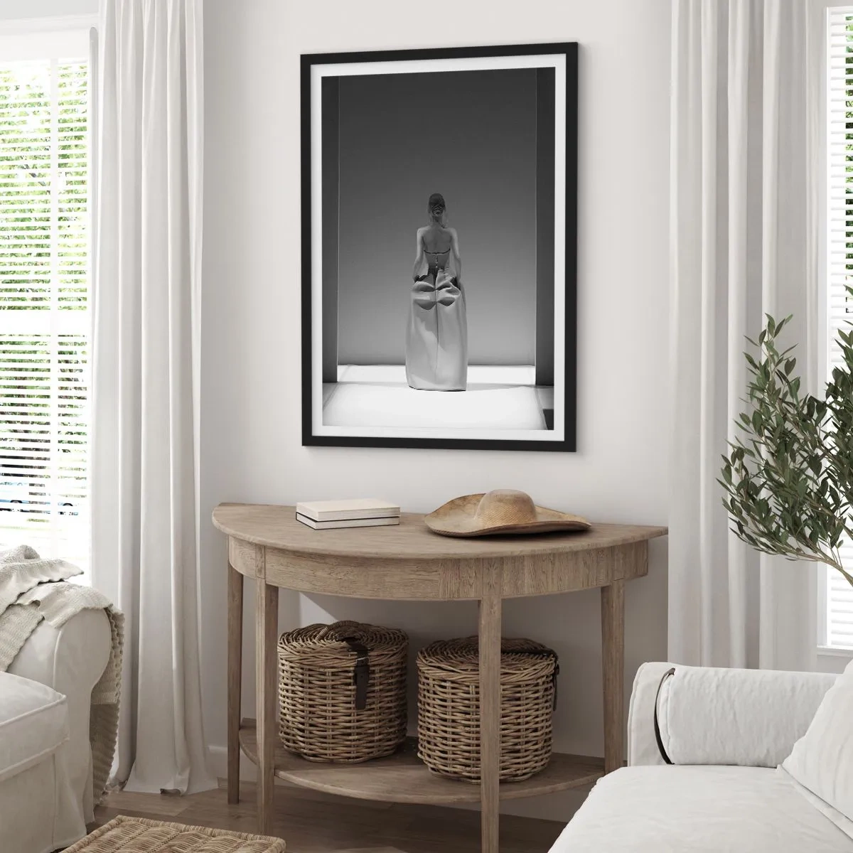 Plakát v černém rámu - Minimalistická černobílá fotografie ženy na molu. - 50x70cm - Rafinovaná jednoduchost - Moderní nástěnná dekorace do obývacího pokoje a ložnice ARTTOR