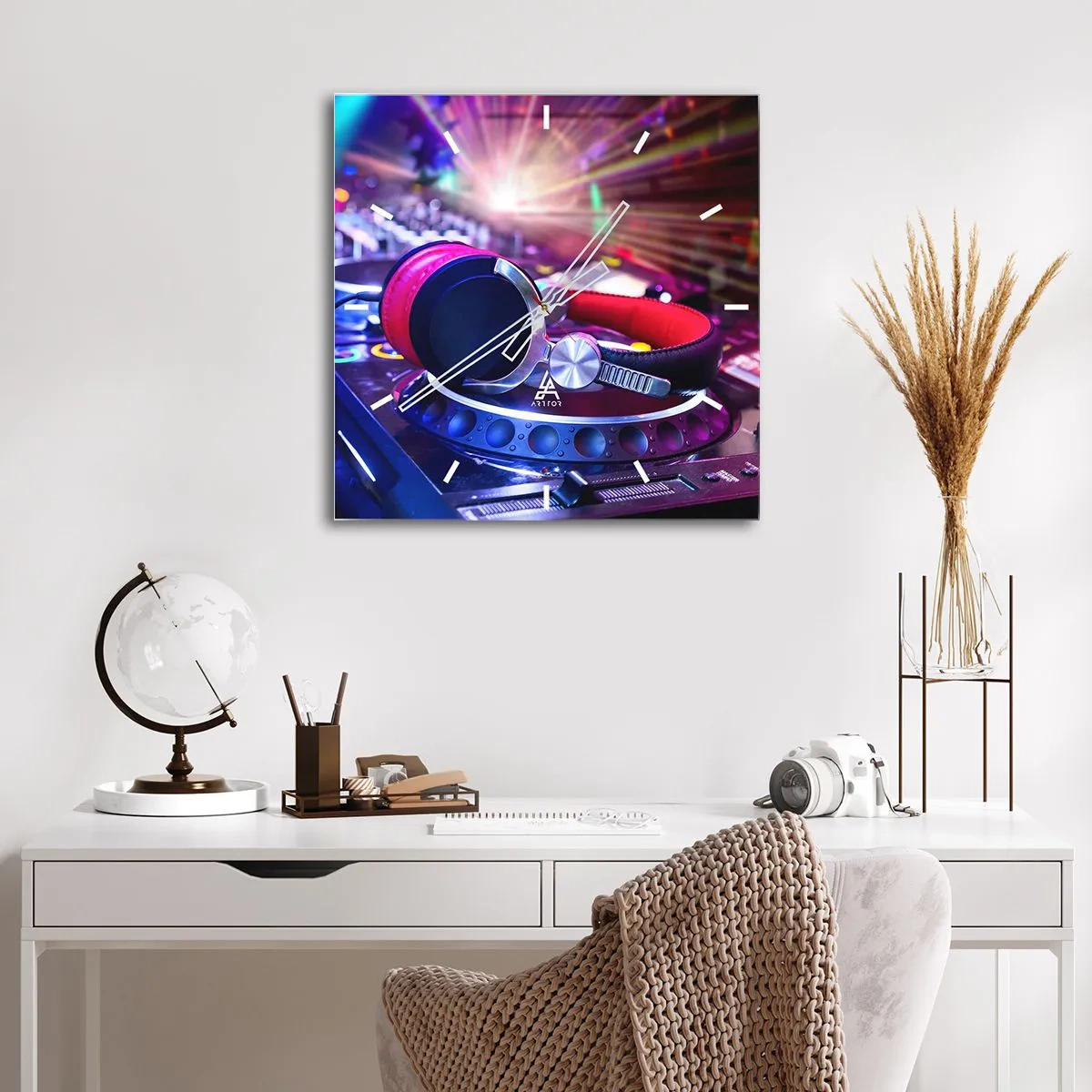 Nástěnné hodiny - Bude, bude se dít - 30x30 cm