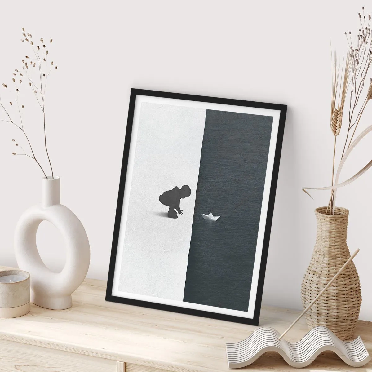 Plakát v černém rámu - Dítě naklánějící se nad vodu s papírovou lodičkou - 50x70cm - Velká výprava - Moderní nástěnná dekorace do obývacího pokoje a ložnice ARTTOR