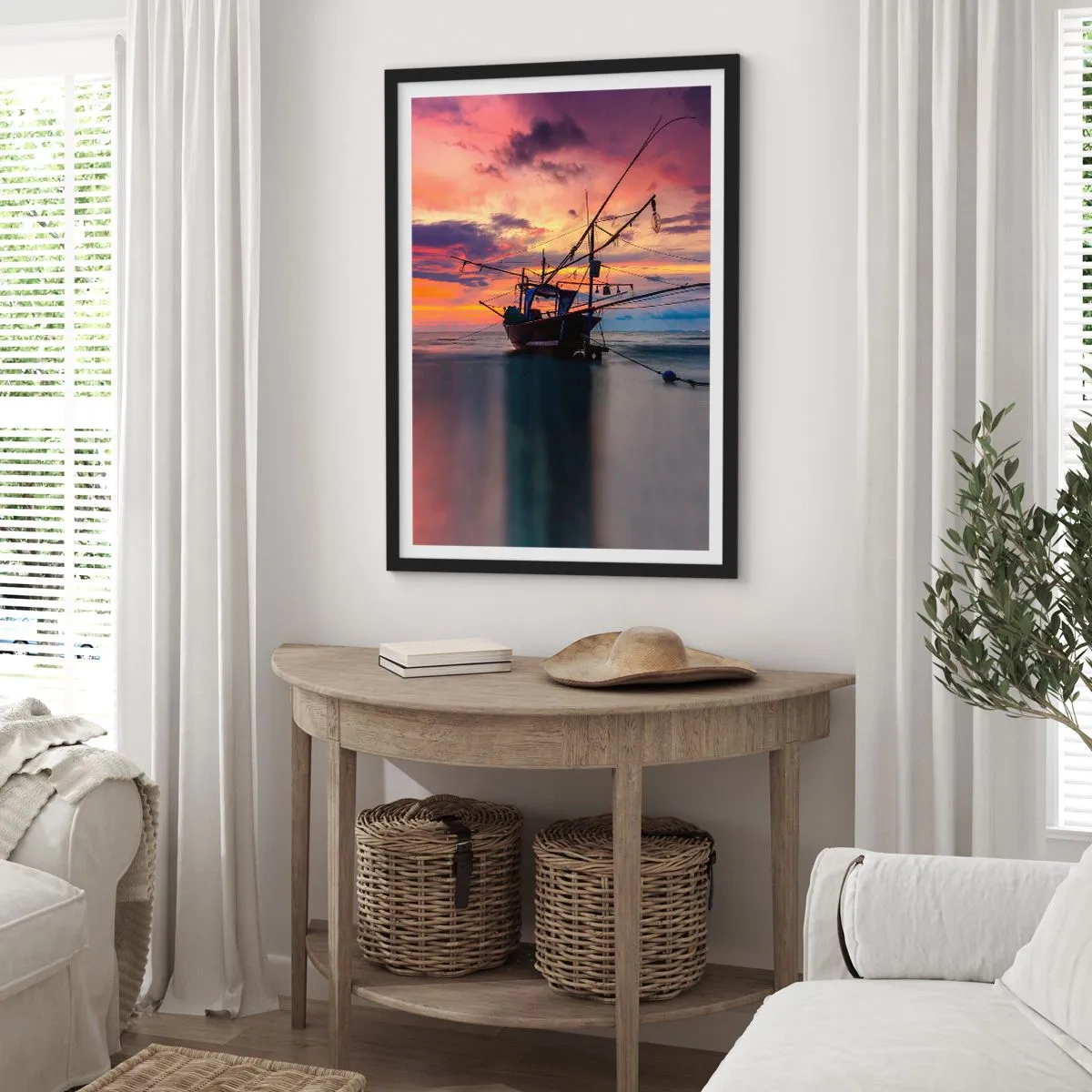 Plakát v černém rámu - Rybářská loď na pozadí zapadajícího slunce na pláži - 50x70cm - Exotický večer - Moderní nástěnná dekorace do obývacího pokoje a ložnice ARTTOR