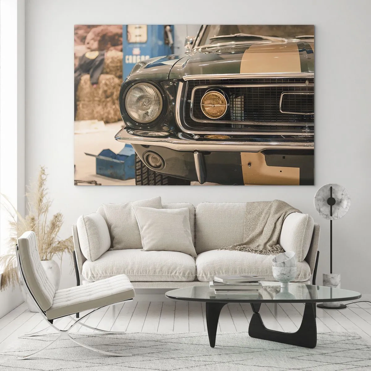 Obraz na skle - Detailní pohled na klasický vůz Mustang v dílně - 70x50cm - Setkání s legendou - Moderní nástěnná dekorace do obývacího pokoje a ložnice ARTTOR
