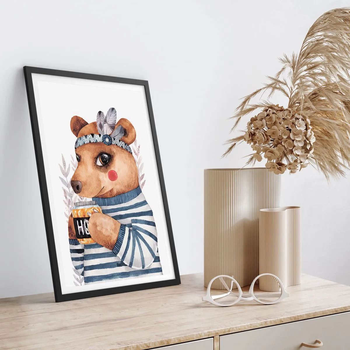 Plakát v černém rámu - Okouzlující plyšový medvídek v námořnické mikině s hrnkem v rukou - 50x70cm - Sladký medvídek - Moderní nástěnná dekorace do obývacího pokoje a ložnice ARTTOR