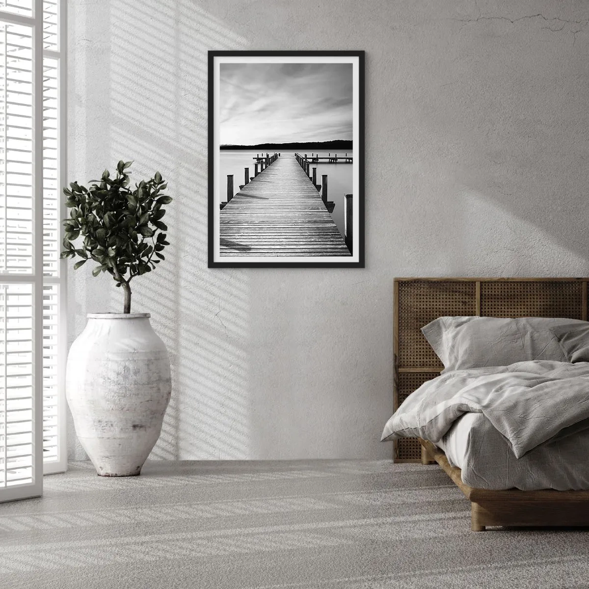 Plakát v černém rámu - Dřevěné molo nad klidným jezerem v černé a bílé - 50x70cm - U napajedla – klidu - Moderní nástěnná dekorace do obývacího pokoje a ložnice ARTTOR