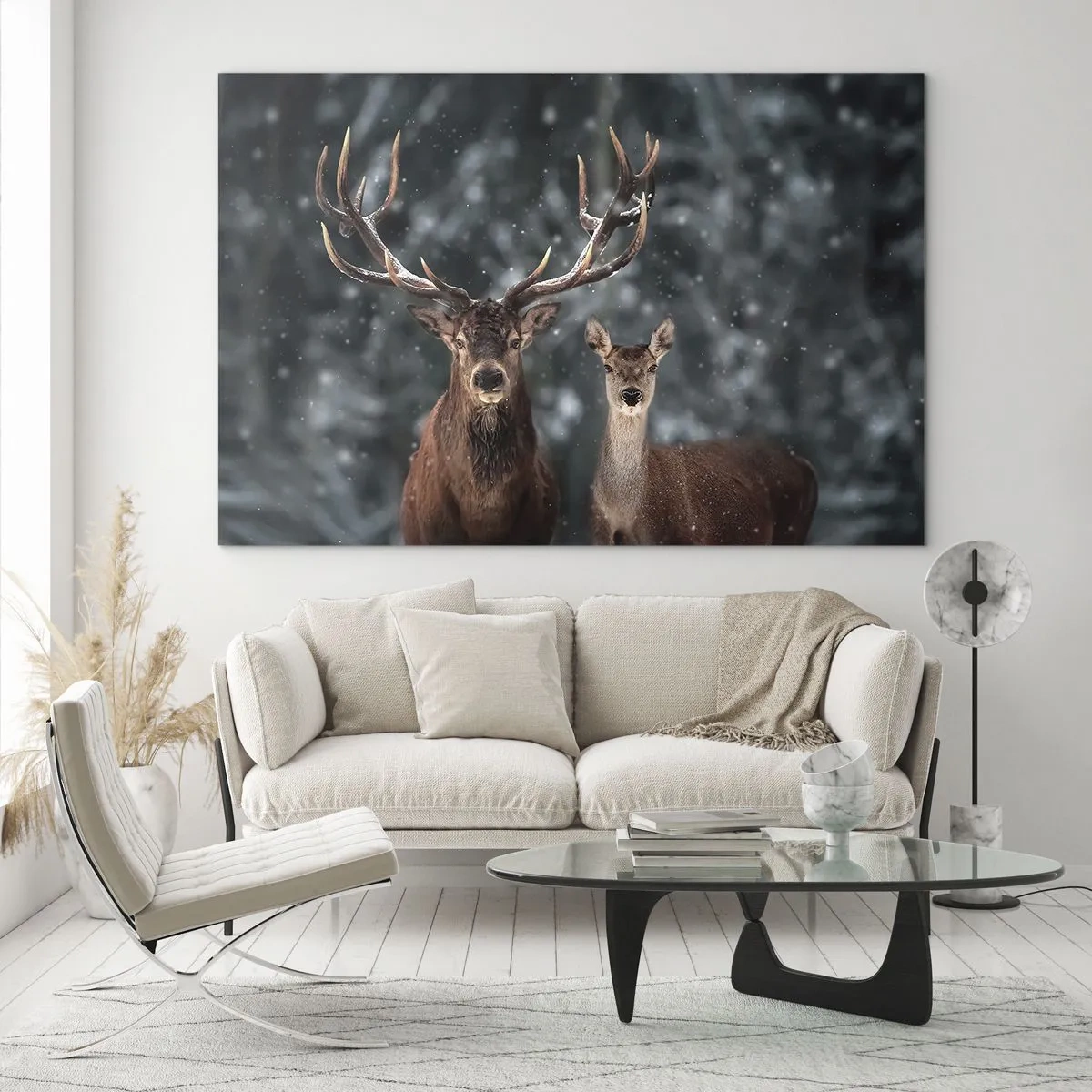 Obraz na skle - Jelen a laň v zimním lese pokrytém sněhem - 70x50cm - Pán lesa se svou ženou - Moderní nástěnná dekorace do obývacího pokoje a ložnice ARTTOR