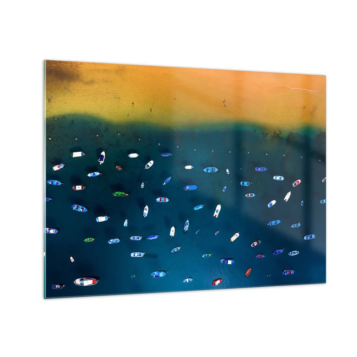 Obraz na skle - Lodě na pozadí tyrkysové vody a zlatého pobřeží - 70x50cm - Prázdninová hra - Moderní nástěnná dekorace do obývacího pokoje a ložnice ARTTOR