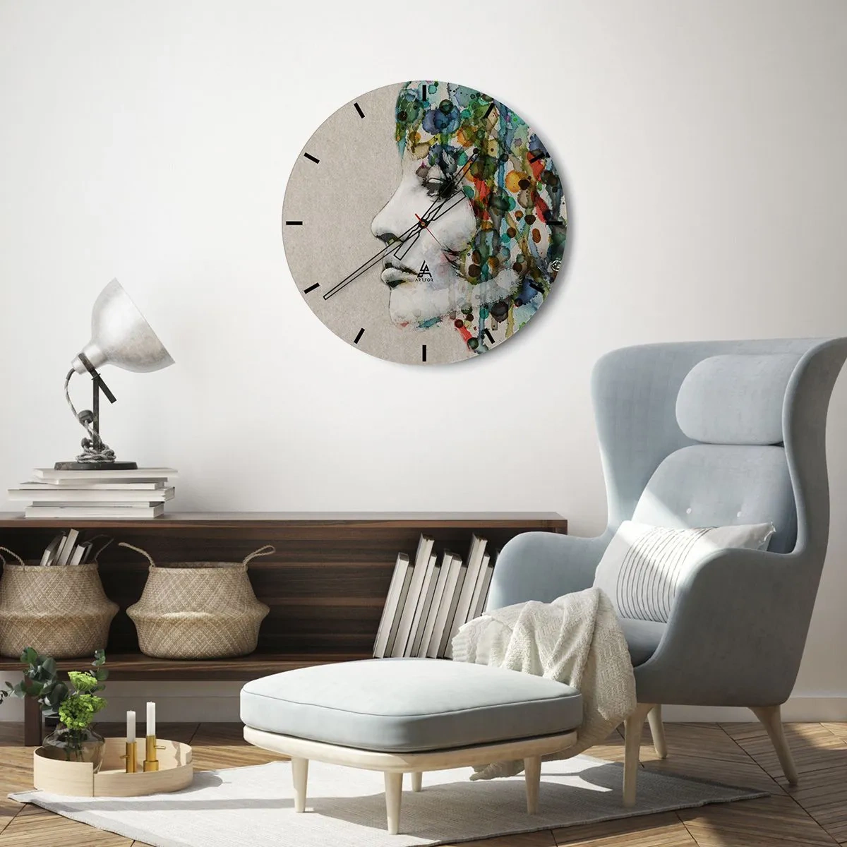 Nástěnné hodiny - Umělecký profil obličeje s barevnými akcenty na šedém pozadí - 30x30cm - Vynořila se z šedi - Moderní nástěnná dekorace do obývacího pokoje, kuchyně a ložnice ARTTOR