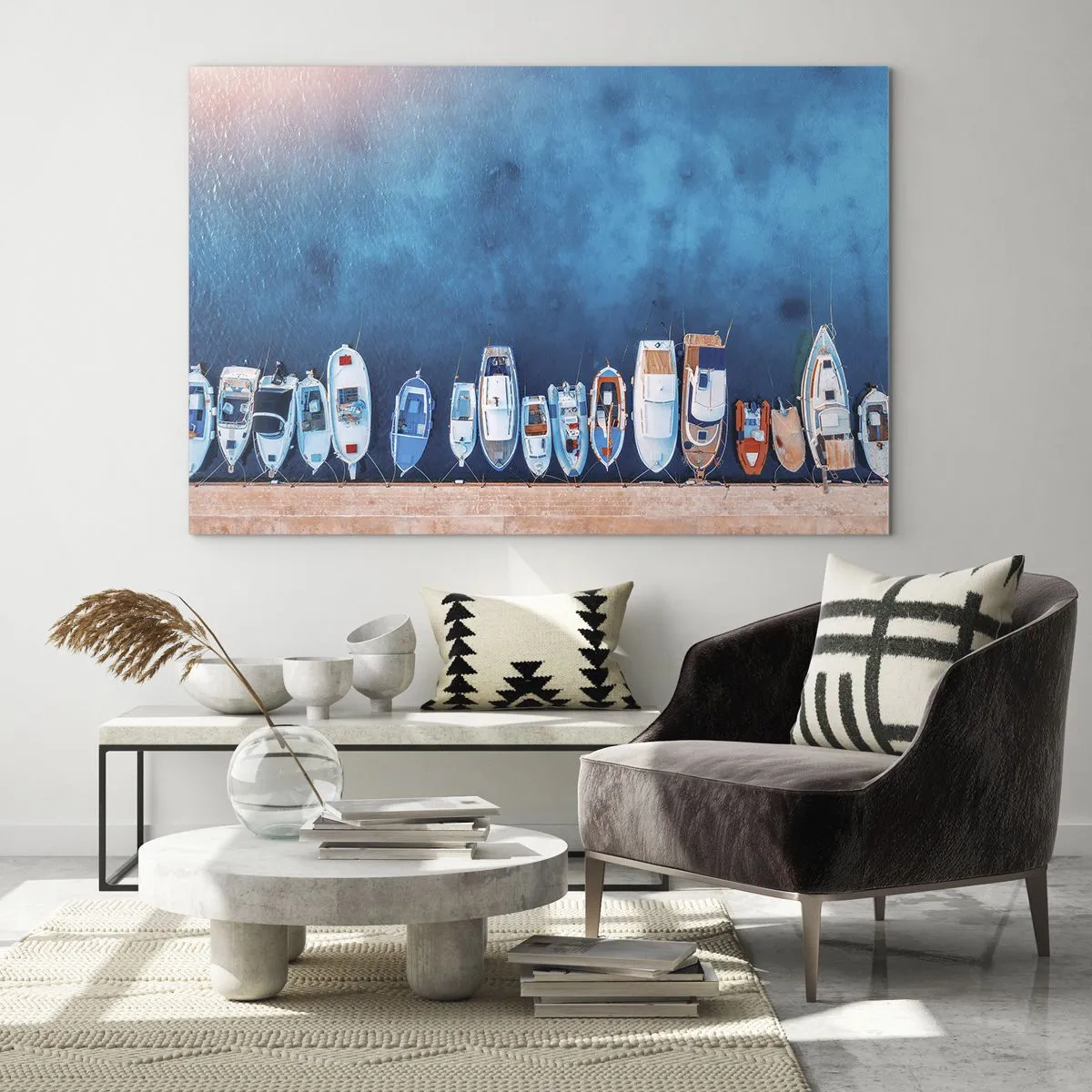 Obraz na skle - Lodě kotvící u břehu z ptačí perspektivy - 70x50cm - V řadě za sebou - Moderní nástěnná dekorace do obývacího pokoje a ložnice ARTTOR