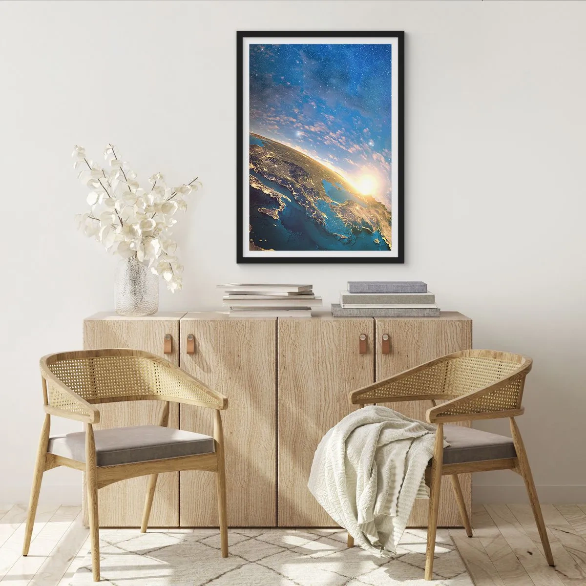 Plakát v černém rámu - Země viděná z vesmíru při východu slunce - 50x70cm - Podívejme se na sebe s odstupem - Moderní nástěnná dekorace do obývacího pokoje a ložnice ARTTOR