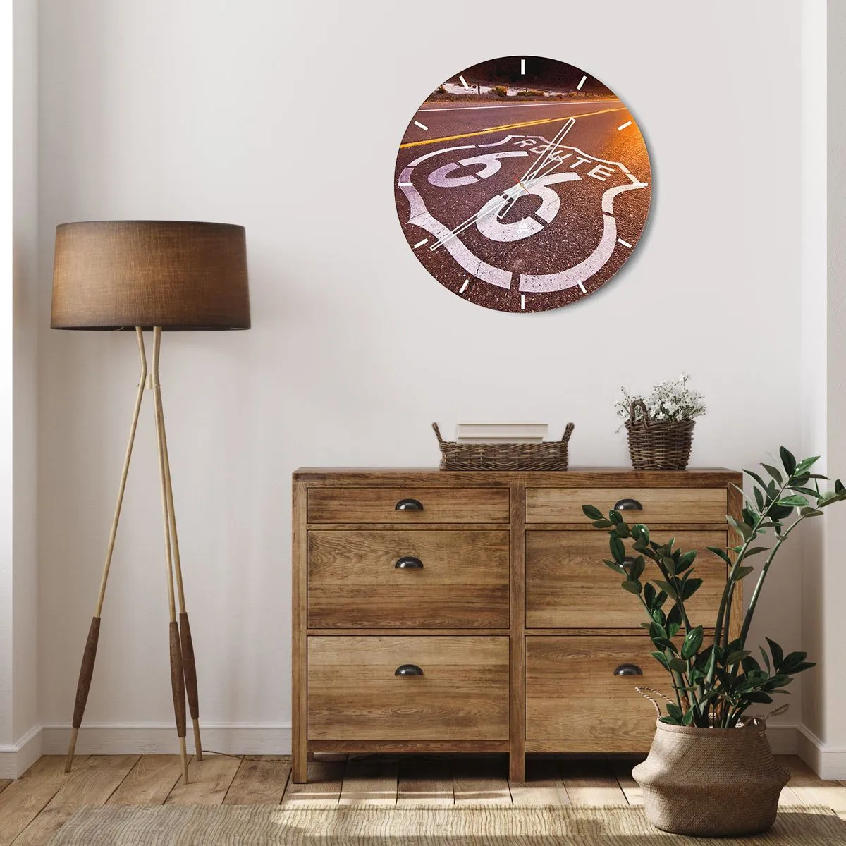 Nástěnné hodiny - Symbol Route 66 na zpevněné silnici při západu slunce - 30x30cm - Slavná silnice 66 - Moderní nástěnná dekorace do obývacího pokoje, kuchyně a ložnice ARTTOR