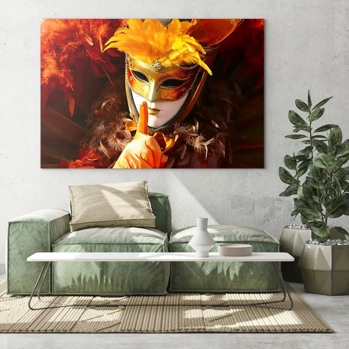 Obraz na skle - Postava ve zlaté masce s oranžovým peřím - 70x50cm - Tajemství je částí hry - Moderní nástěnná dekorace do obývacího pokoje a ložnice ARTTOR