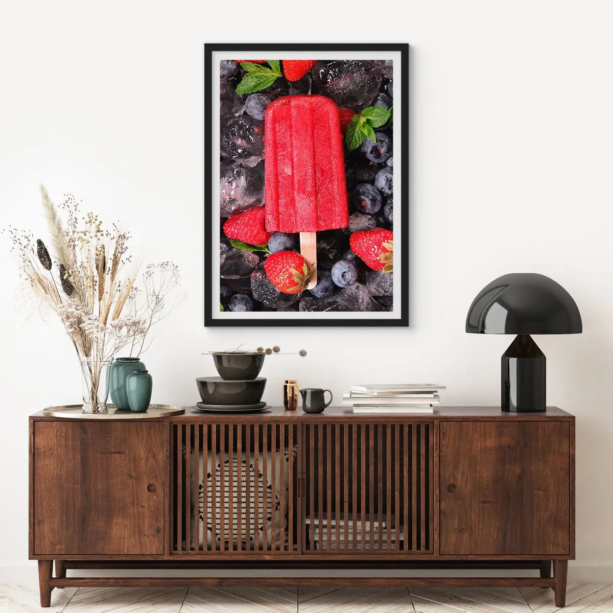 Plakát v černém rámu - Červený zmrzlinový sorbet na špejli obklopený jahodami a borůvkami - 50x70cm - Chuť horkého léta - Moderní nástěnná dekorace do obývacího pokoje a ložnice ARTTOR