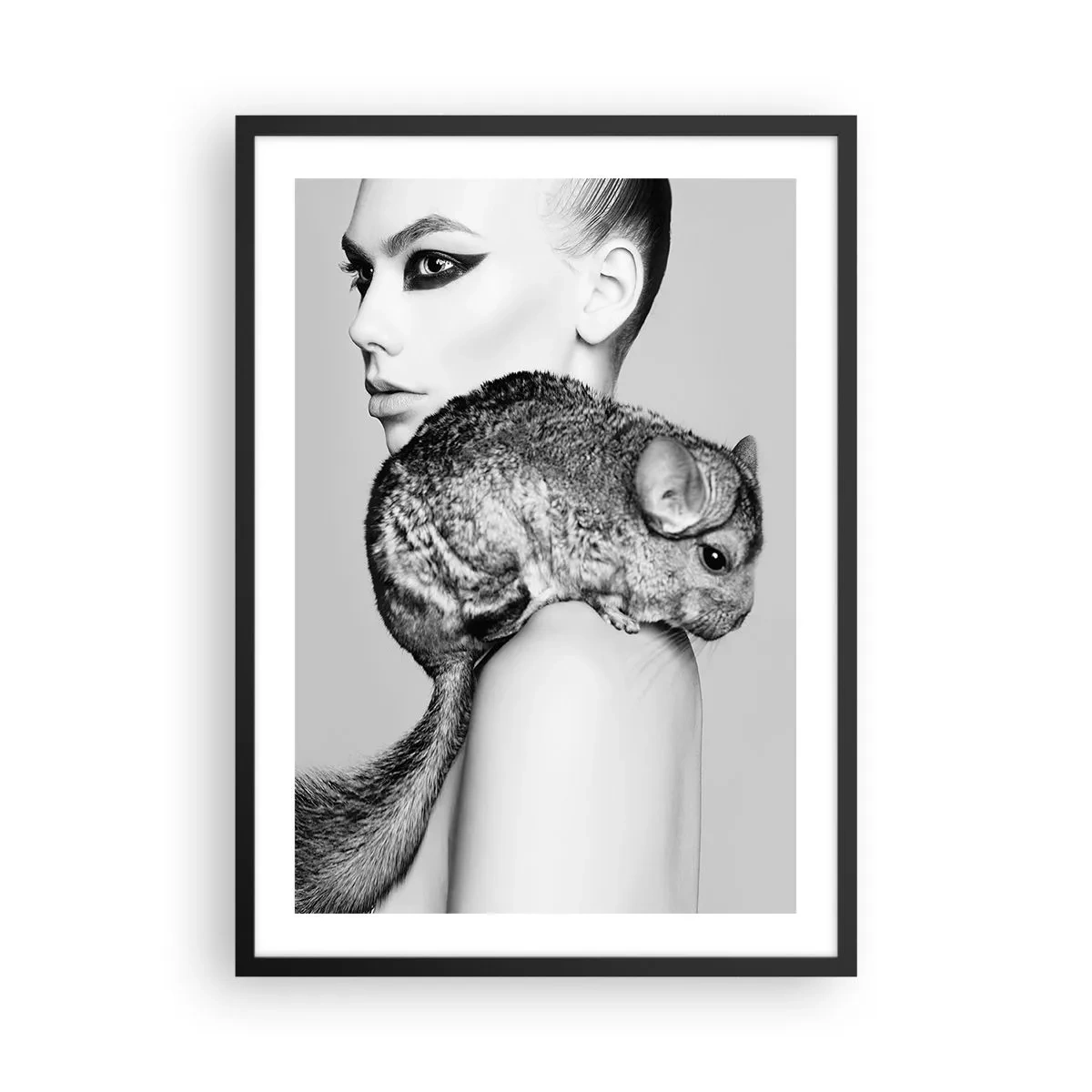 Plakát v černém rámu - Žena s činčilou v uměleckém černobílém záběru - 50x70cm - Dáma s činčilou - Moderní nástěnná dekorace do obývacího pokoje a ložnice ARTTOR