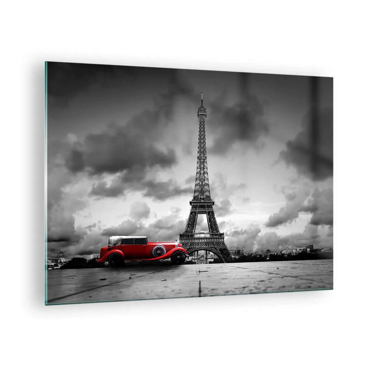 Obraz na skle - Červené retro auto s Eiffelovou věží v pozadí v černobílém prostředí. - 70x50cm - Ne tak dávno v Paříži - Moderní nástěnná dekorace do obývacího pokoje a ložnice ARTTOR