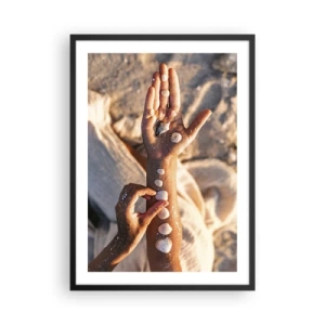 Plakát v černém rámu - Ruce zdobené mušlemi na písčitém pozadí - 50x70cm - Krása na dosah - Moderní nástěnná dekorace do obývacího pokoje a ložnice ARTTOR