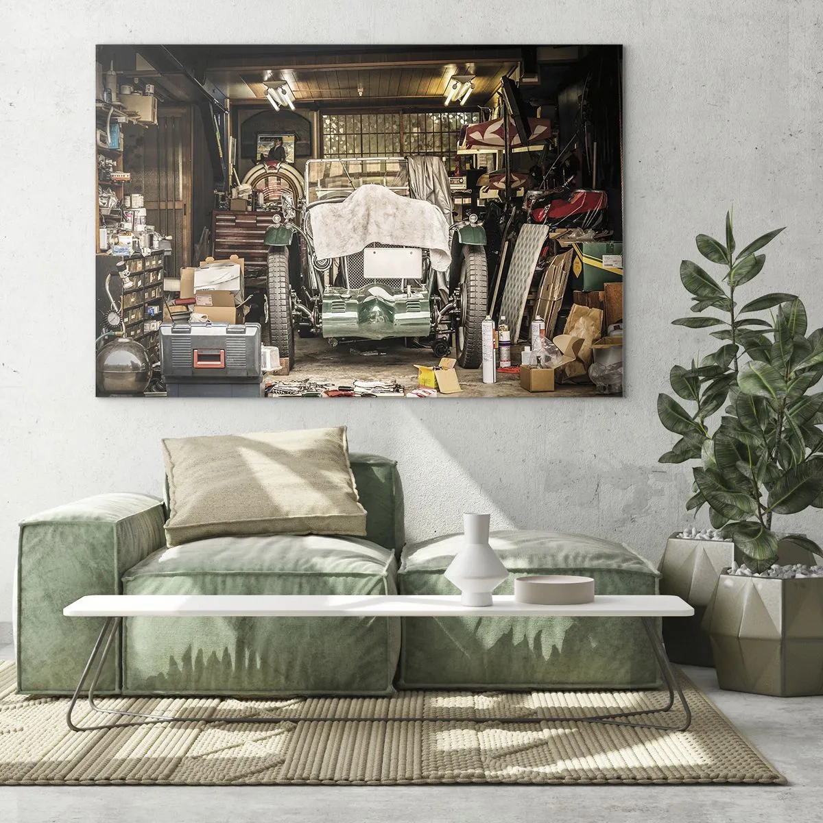 Obraz na skle - Starožitná garáž s autem zakrytým látkou, obklopená nářadím a krabicemi - 70x50cm - Zpět do minulosti - Moderní nástěnná dekorace do obývacího pokoje a ložnice ARTTOR