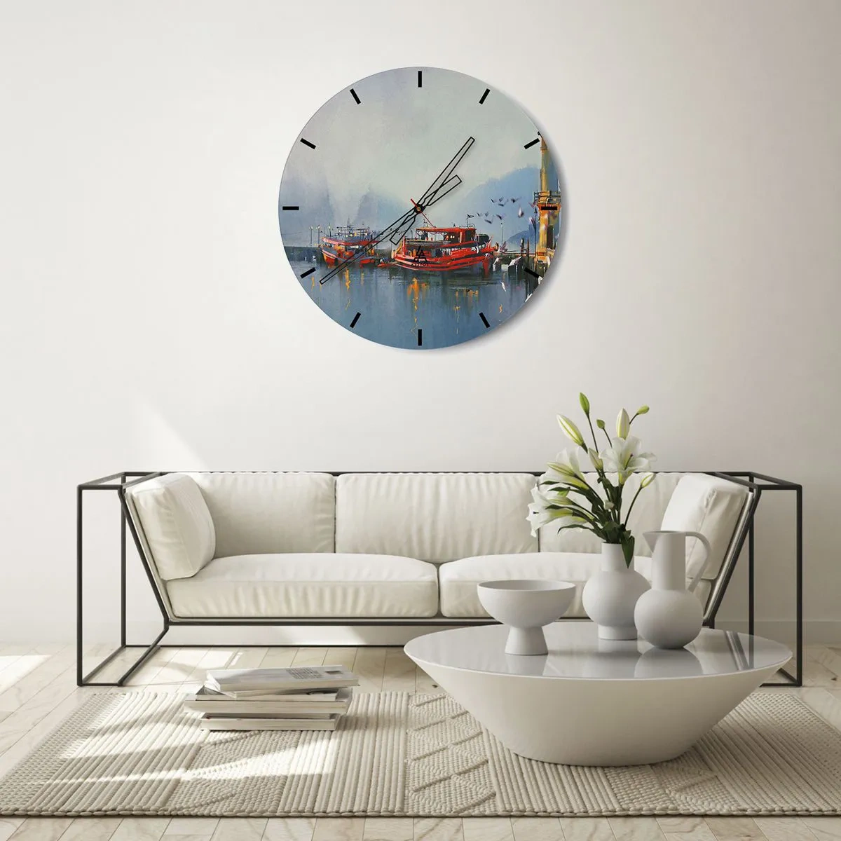 Nástěnné hodiny - Přístav s červenými loděmi na klidné vodě ráno - 30x30cm - Na konci světa - Moderní nástěnná dekorace do obývacího pokoje, kuchyně a ložnice ARTTOR
